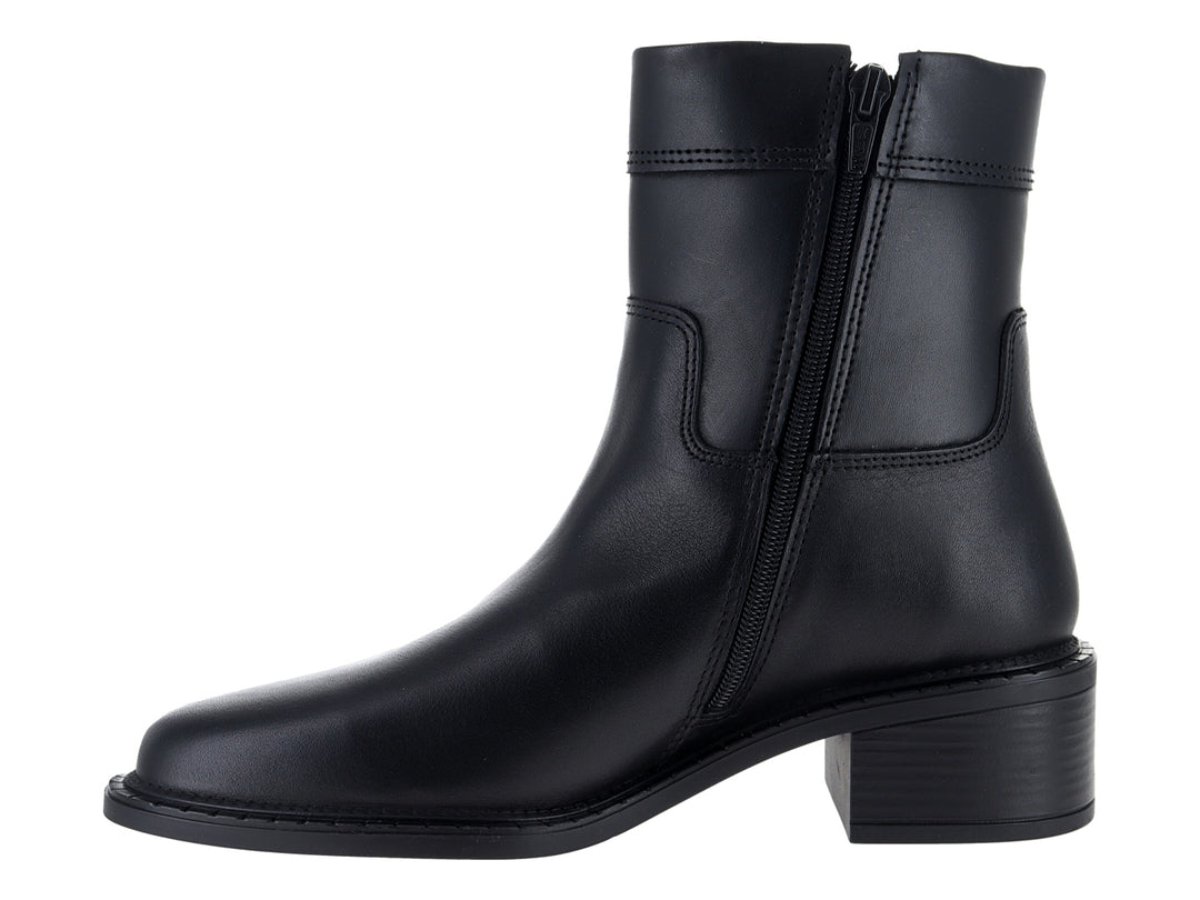 Botín negro de cuero con tacón cuadrado y detalle lateral, marca Dockers.