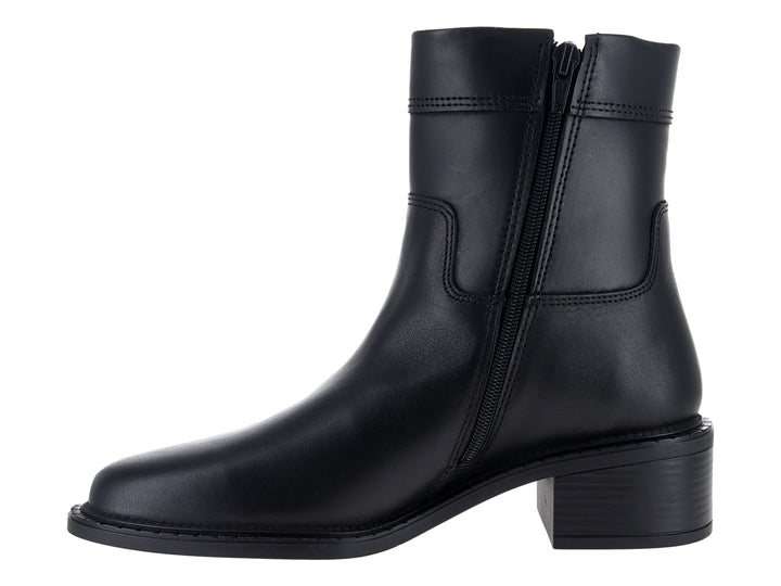 Botín negro de cuero con tacón cuadrado y detalle lateral, marca Dockers.
