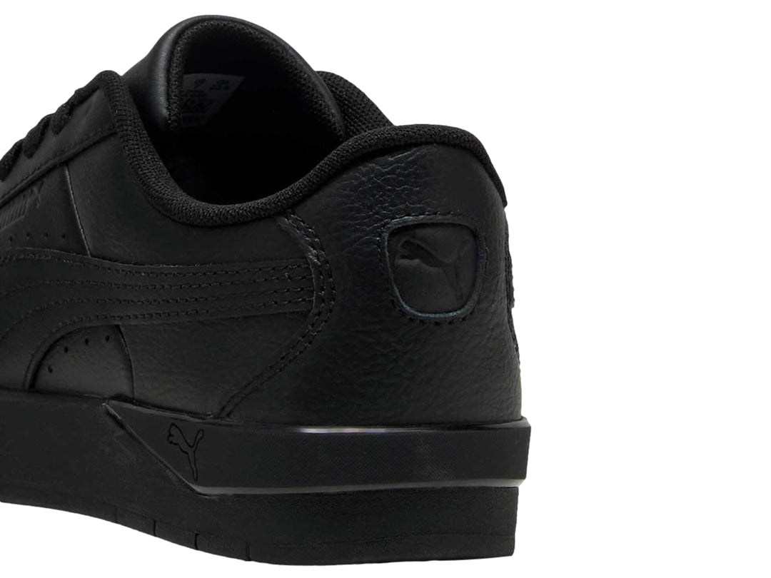 Tenis Puma Jada Classic color negro para mujer, vista lateral sobre fondo blanco.