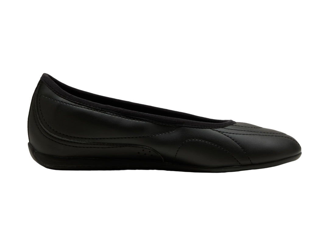 Zapato tipo ballerina color negro para mujer de la marca Puma, vista lateral.