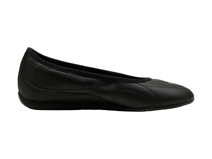 Zapato tipo ballerina color negro para mujer de la marca Puma, vista lateral.