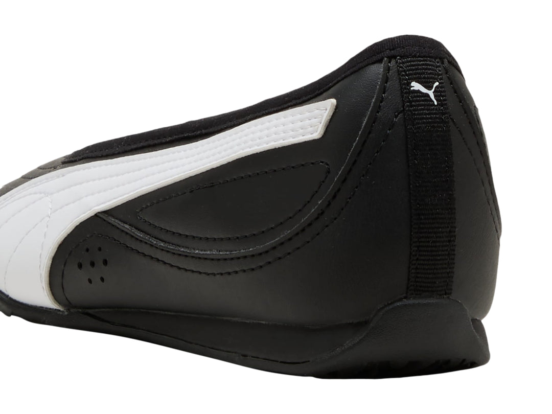 Zapato tipo ballerina color negro para mujer de la marca Puma, vista lateral.