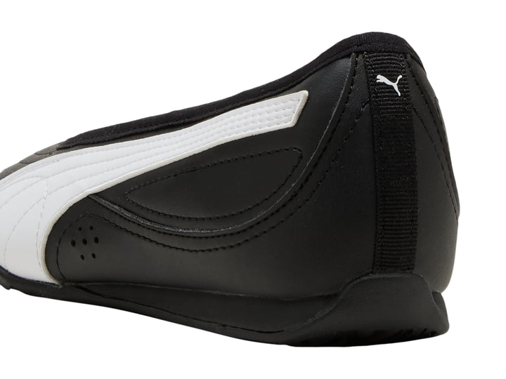 Zapato tipo ballerina color negro para mujer de la marca Puma, vista lateral.
