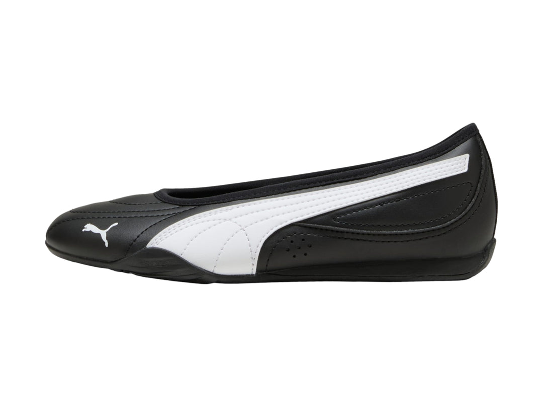 Zapato tipo ballerina color negro para mujer de la marca Puma, vista lateral.