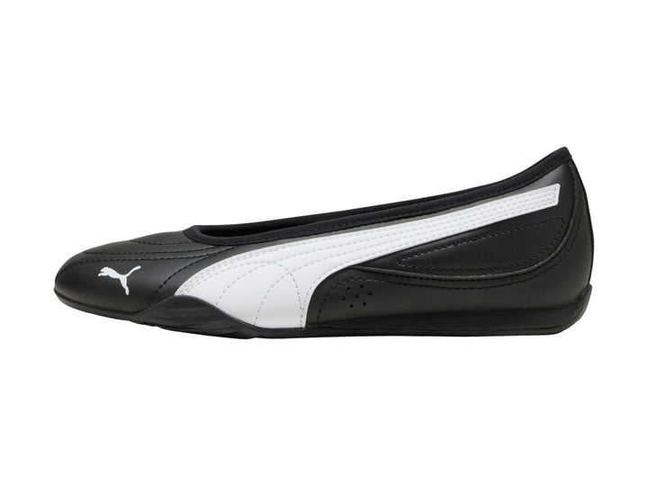 Zapato tipo ballerina color negro para mujer de la marca Puma, vista lateral.