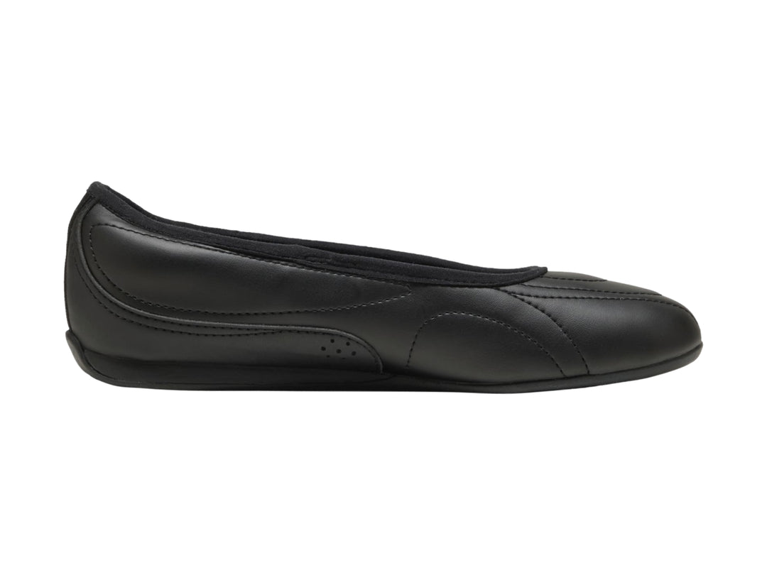 Zapato plano tipo ballerina color negro para mujer marca Puma.