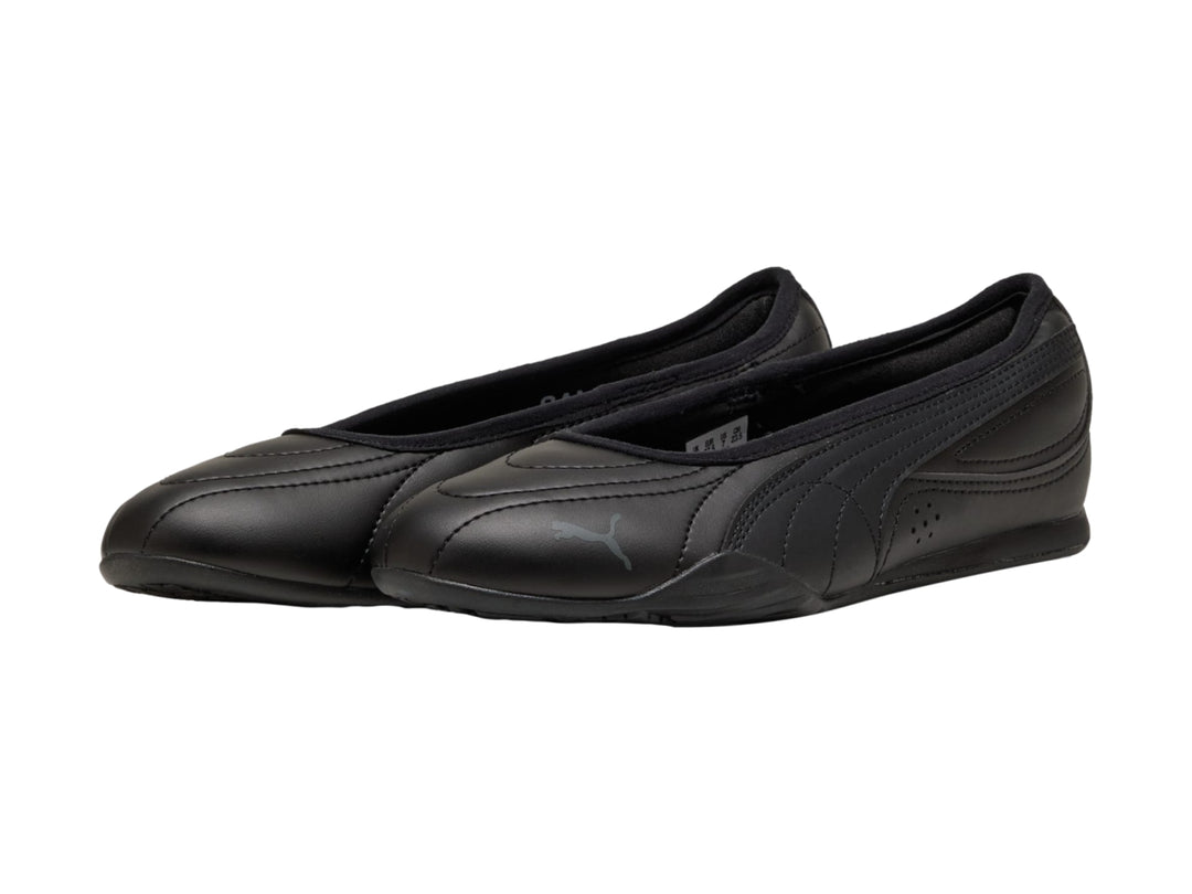 Zapato plano tipo ballerina color negro para mujer marca Puma.