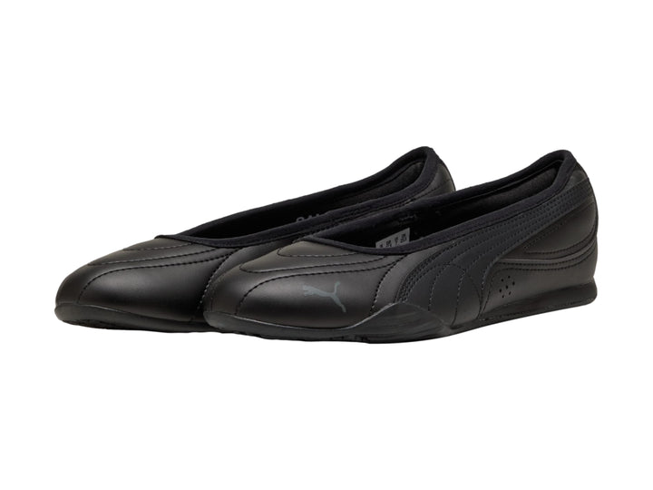 Zapato plano tipo ballerina color negro para mujer marca Puma.