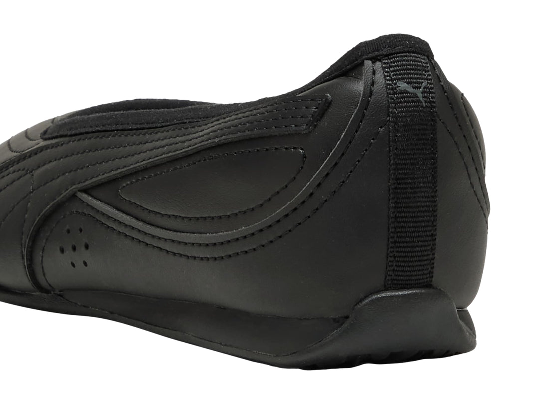Zapato plano tipo ballerina color negro para mujer marca Puma.