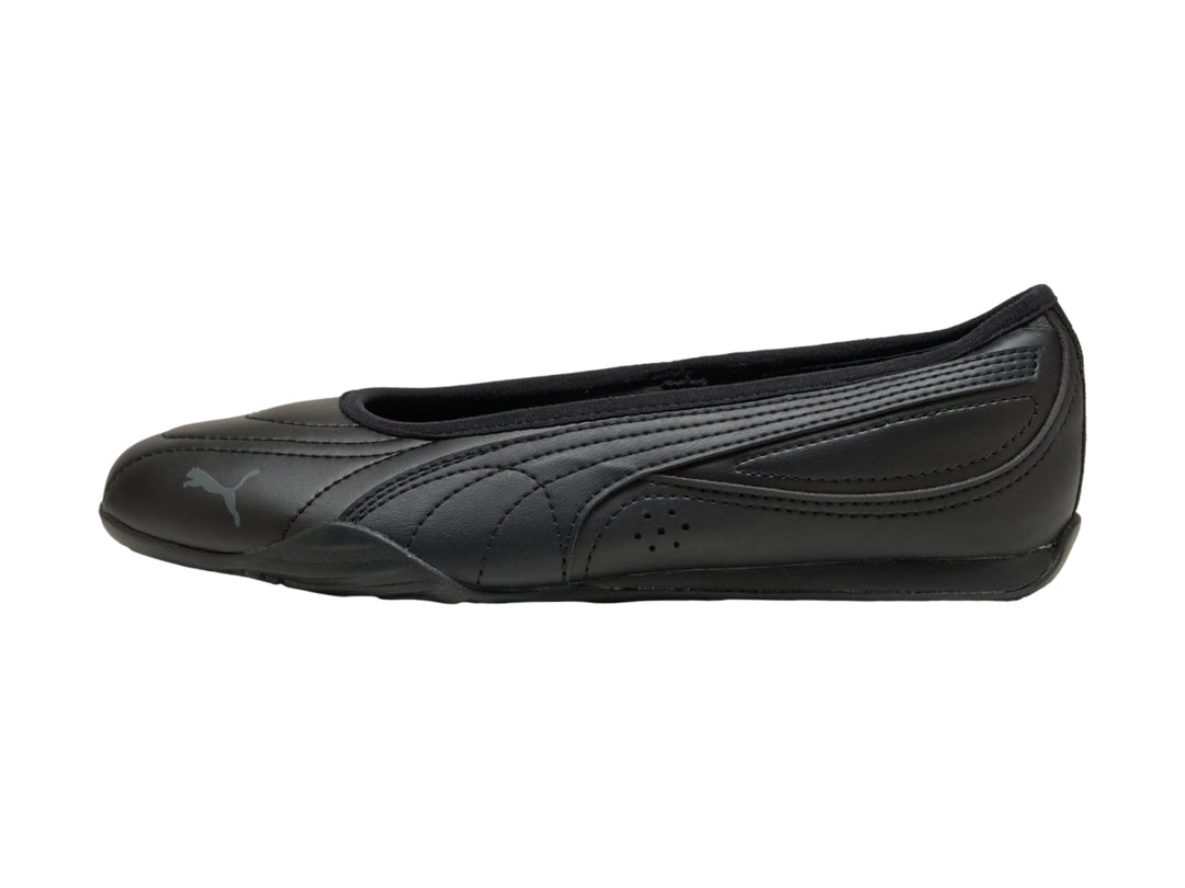 Zapato plano tipo ballerina color negro para mujer marca Puma.