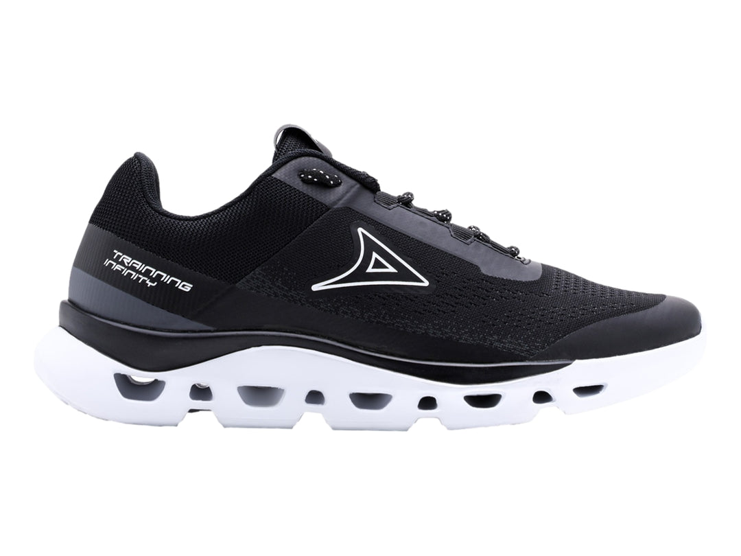 Tenis deportivos Pirma-Brasil color negro con suela blanca y tejido de malla.