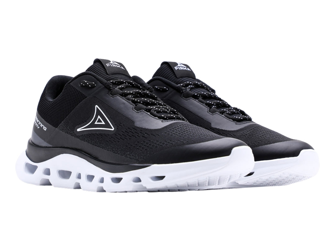 Tenis deportivos Pirma-Brasil color negro con suela blanca y tejido de malla.