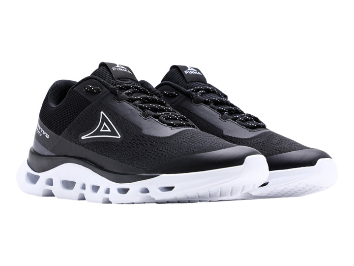 Tenis deportivos Pirma-Brasil color negro con suela blanca y tejido de malla.