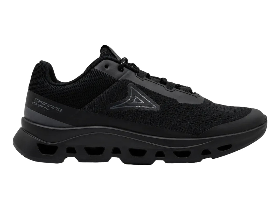 Tenis deportivos Pirma-Brasil color negro con suela gruesa y tejido de malla transpirable.