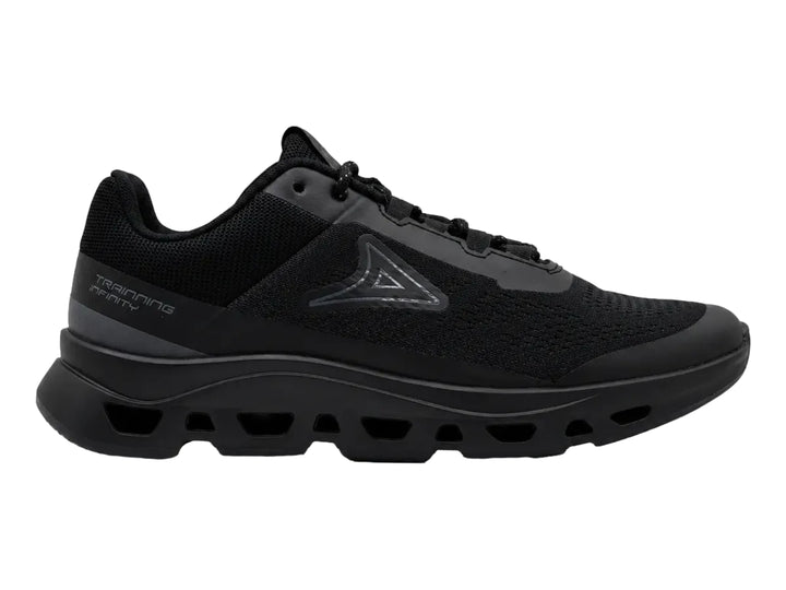 Tenis deportivos Pirma-Brasil color negro con suela gruesa y tejido de malla transpirable.