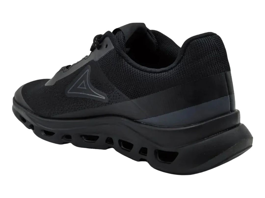 Tenis deportivos Pirma-Brasil color negro con suela gruesa y tejido de malla transpirable.