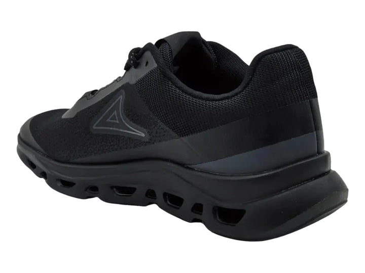 Tenis deportivos Pirma-Brasil color negro con suela gruesa y tejido de malla transpirable.