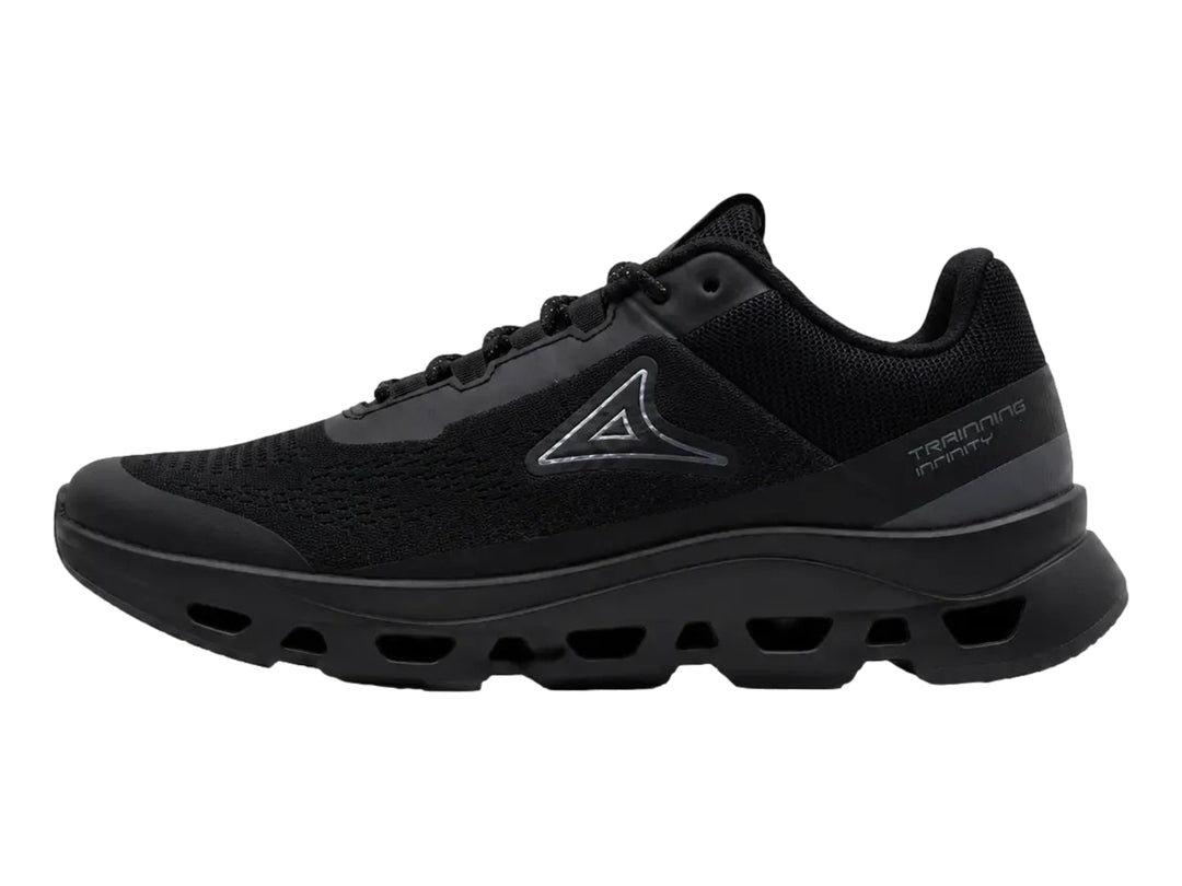 Tenis deportivos Pirma-Brasil color negro con suela gruesa y tejido de malla transpirable.