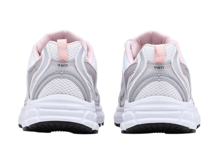 Tenis deportivos Pirma color blanco con detalles en rosa y suela blanca.