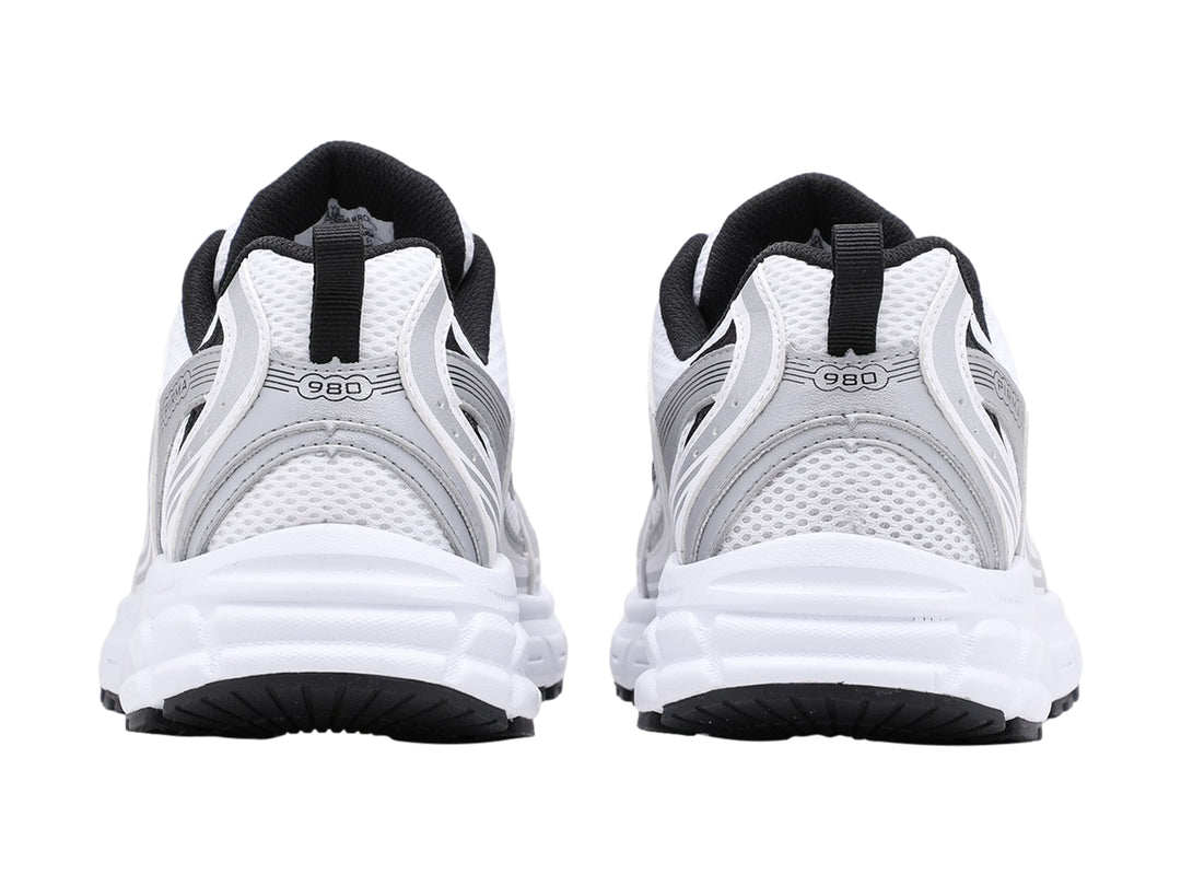 Tenis deportivos Pirma color blanco con detalles en plata y negro, vista lateral.