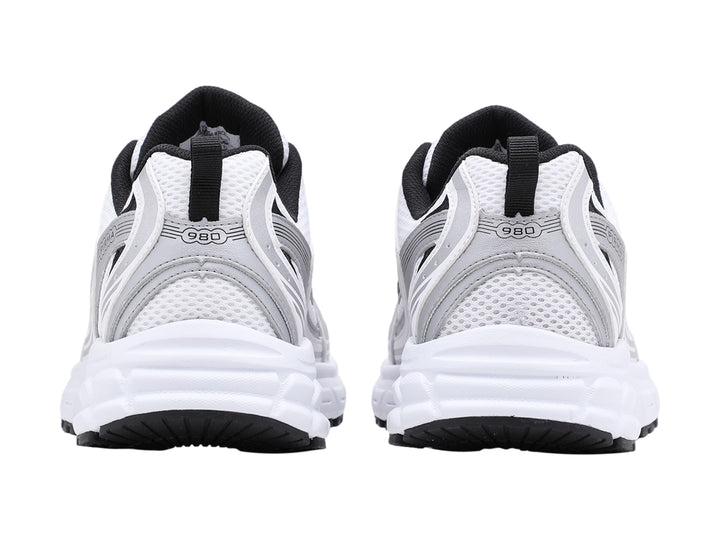 Tenis deportivos Pirma color blanco con detalles en plata y negro, vista lateral.