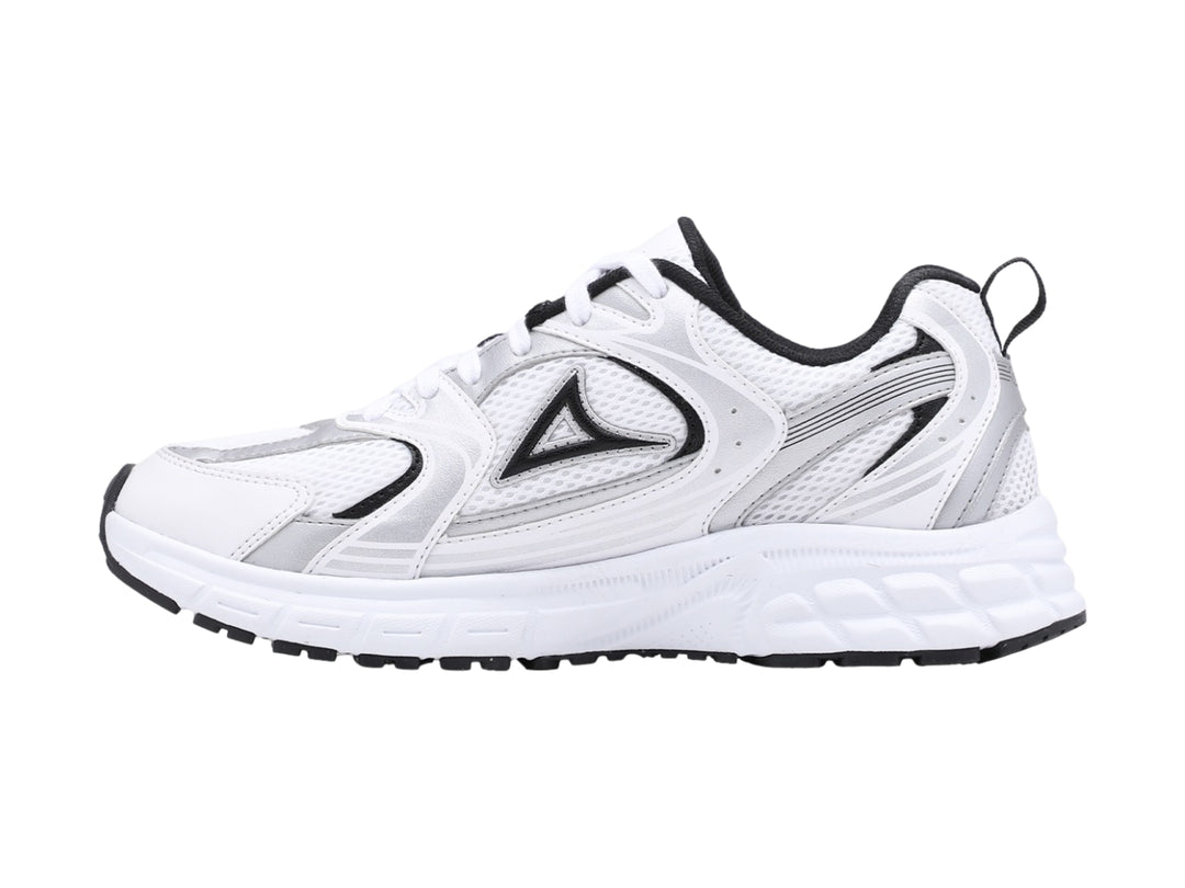 Tenis deportivos Pirma color blanco con detalles en plata y negro, vista lateral.