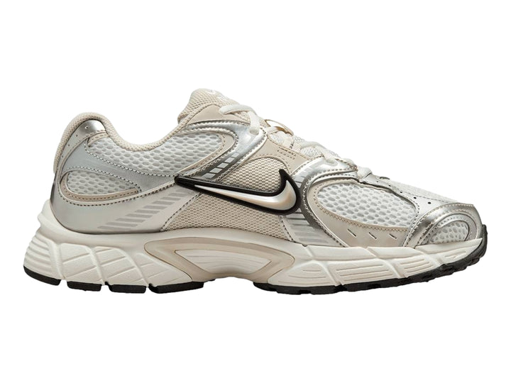 Tenis Nike V5 RNR color blanco y plateado con suela blanca y detalles negros.