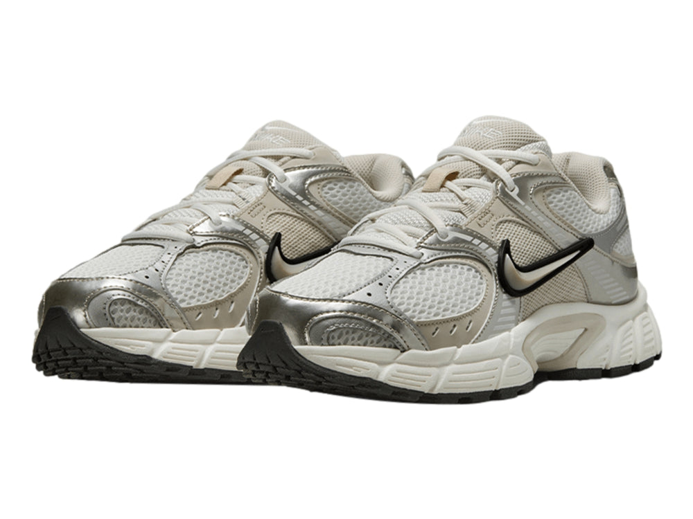 Tenis Nike V5 RNR color blanco y plateado con suela blanca y detalles negros.