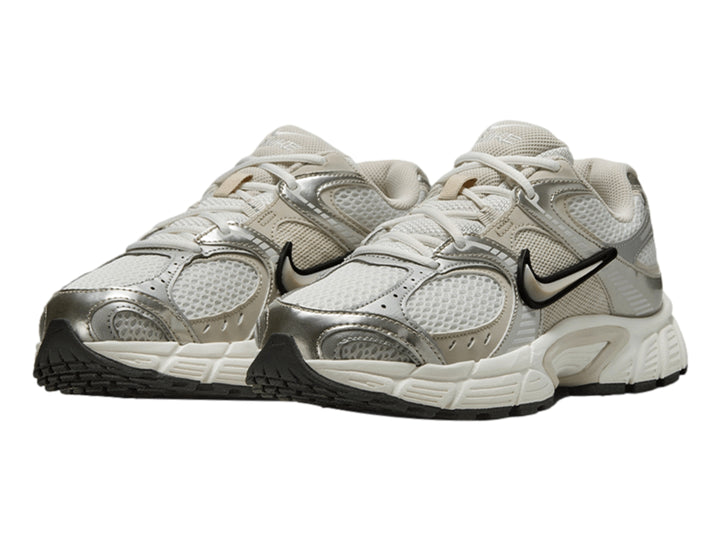 Tenis Nike V5 RNR color blanco y plateado con suela blanca y detalles negros.