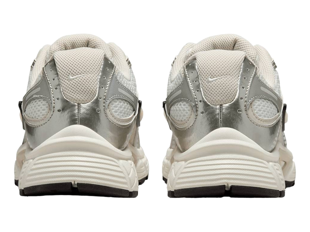 Tenis Nike V5 RNR color blanco y plateado con suela blanca y detalles negros.