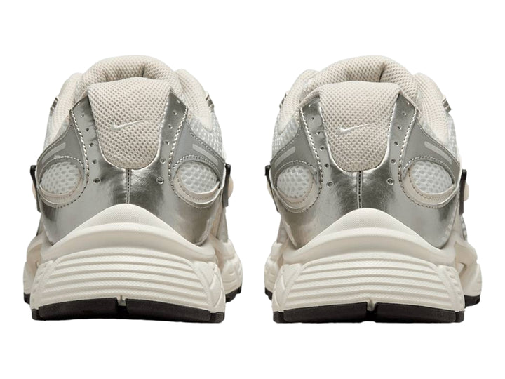 Tenis Nike V5 RNR color blanco y plateado con suela blanca y detalles negros.