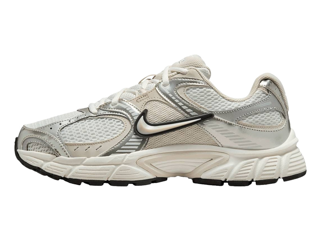 Tenis Nike V5 RNR color blanco y plateado con suela blanca y detalles negros.