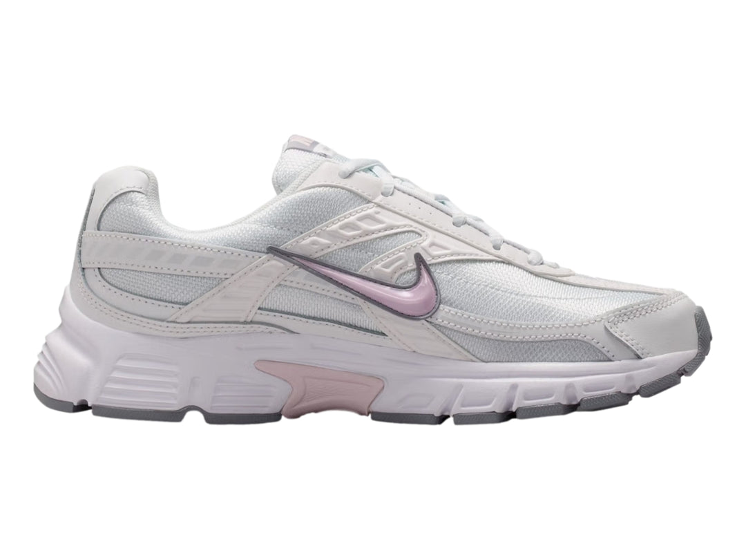 Tenis Nike Initiator blancos con detalles en color lila y suela gris, vista lateral.