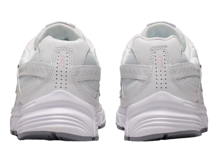Tenis Nike Initiator blancos con detalles en color lila y suela gris, vista lateral.