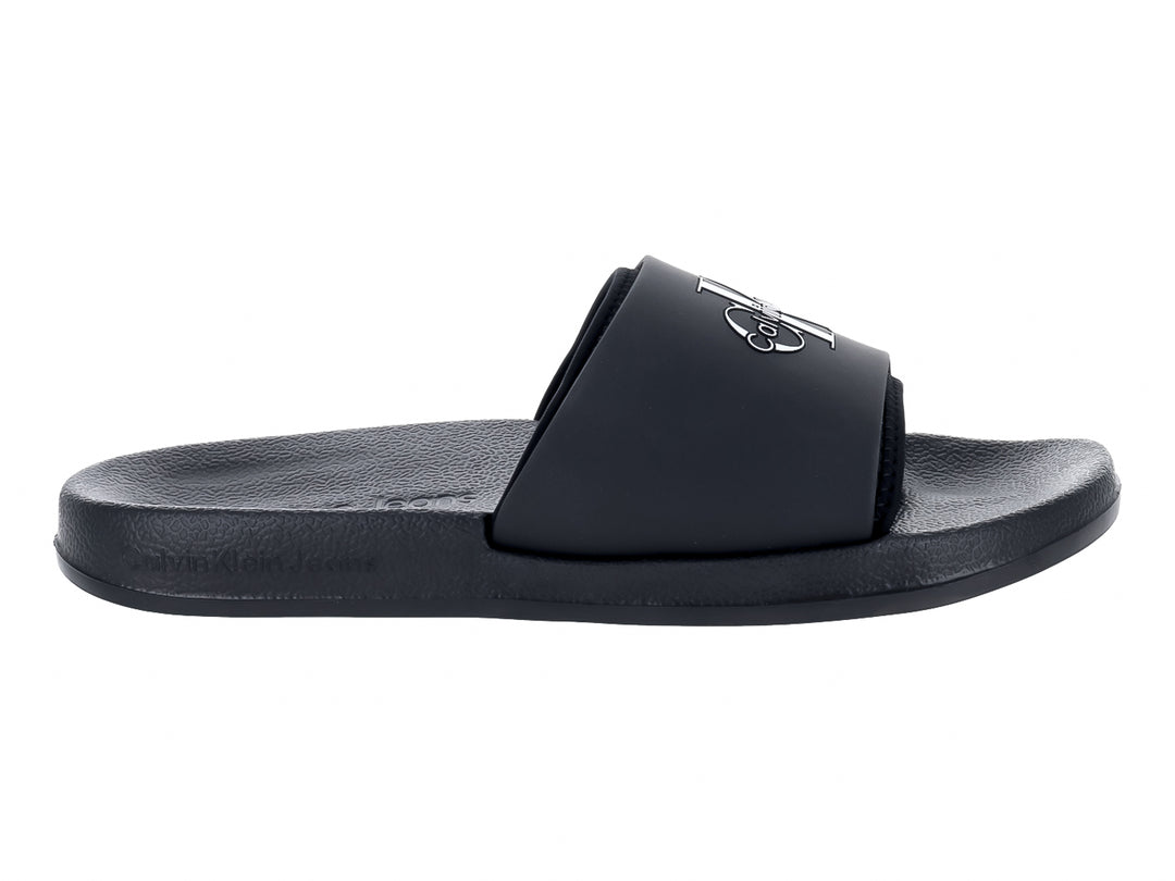 Sandalias slide Calvin Klein en color negro triple black con correa ancha y suela texturizada.