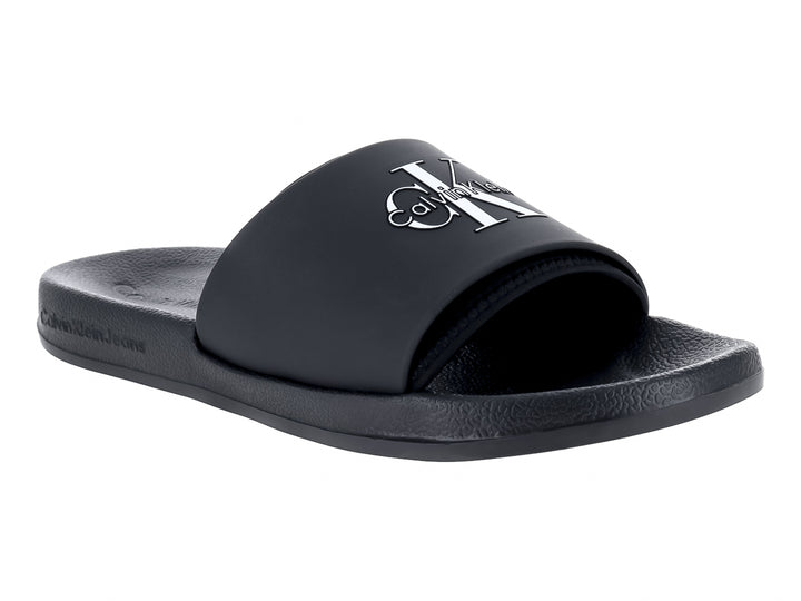 Sandalias slide Calvin Klein en color negro triple black con correa ancha y suela texturizada.
