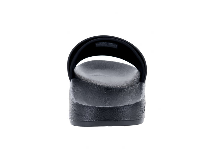 Sandalias slide Calvin Klein en color negro triple black con correa ancha y suela texturizada.