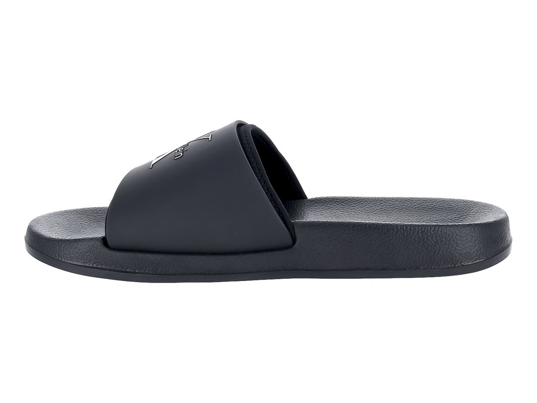 Sandalias slide Calvin Klein en color negro triple black con correa ancha y suela texturizada.