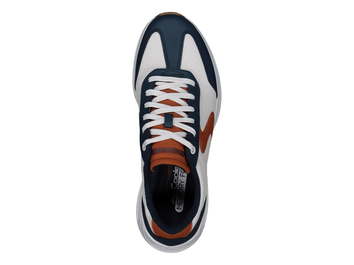 Tenis deportivos Skechers para hombre en colores blanco, azul marino y marrón con suela blanca.