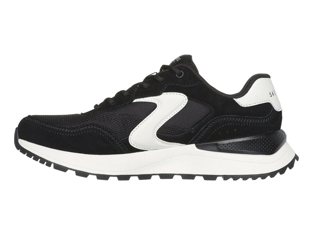 Tenis deportivos Skechers color negro con detalles y suela blanca.
