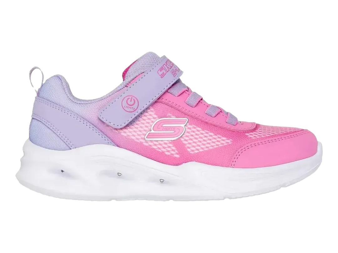 Tenis Skechers deportivos en color rosa y lavanda con suela blanca y cierre de velcro.