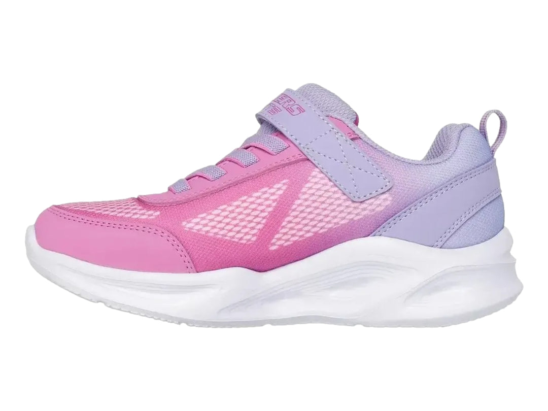 Tenis Skechers deportivos en color rosa y lavanda con suela blanca y cierre de velcro.