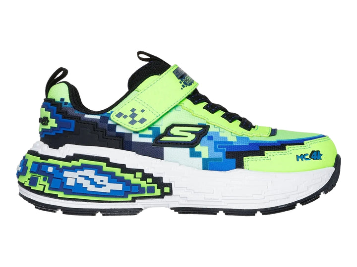 Tenis deportivos Skechers color verde limón, azul y blanco con diseño pixelado y cierre de velcro.