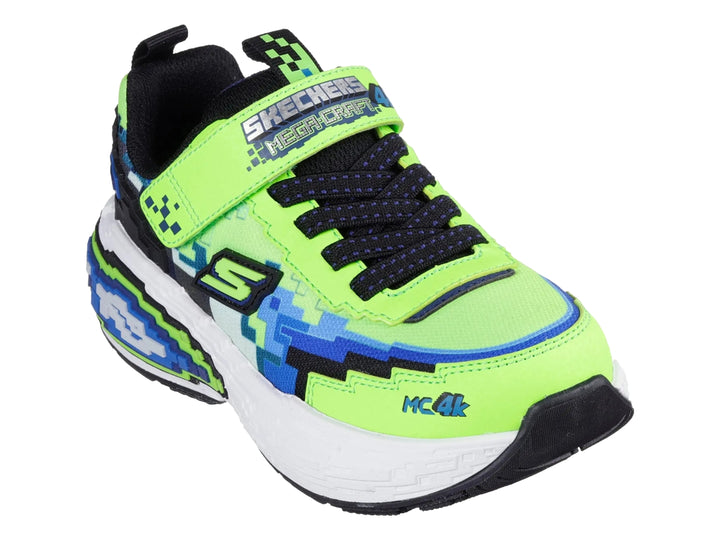Tenis deportivos Skechers color verde limón, azul y blanco con diseño pixelado y cierre de velcro.