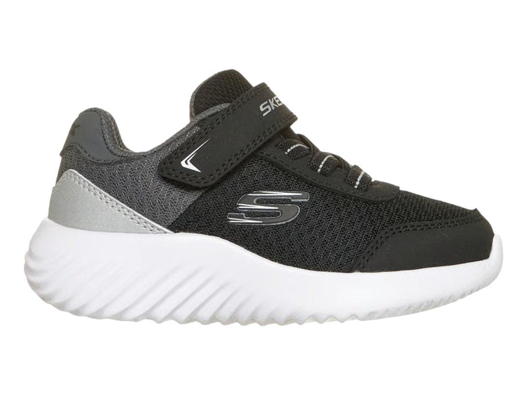 Tenis deportivos Skechers negros con suela blanca y detalle plateado en el talón.