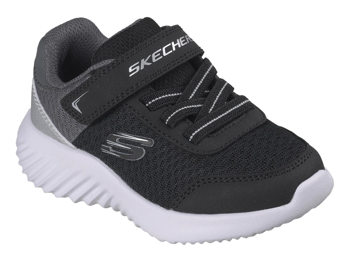 Tenis deportivos Skechers negros con suela blanca y detalle plateado en el talón.