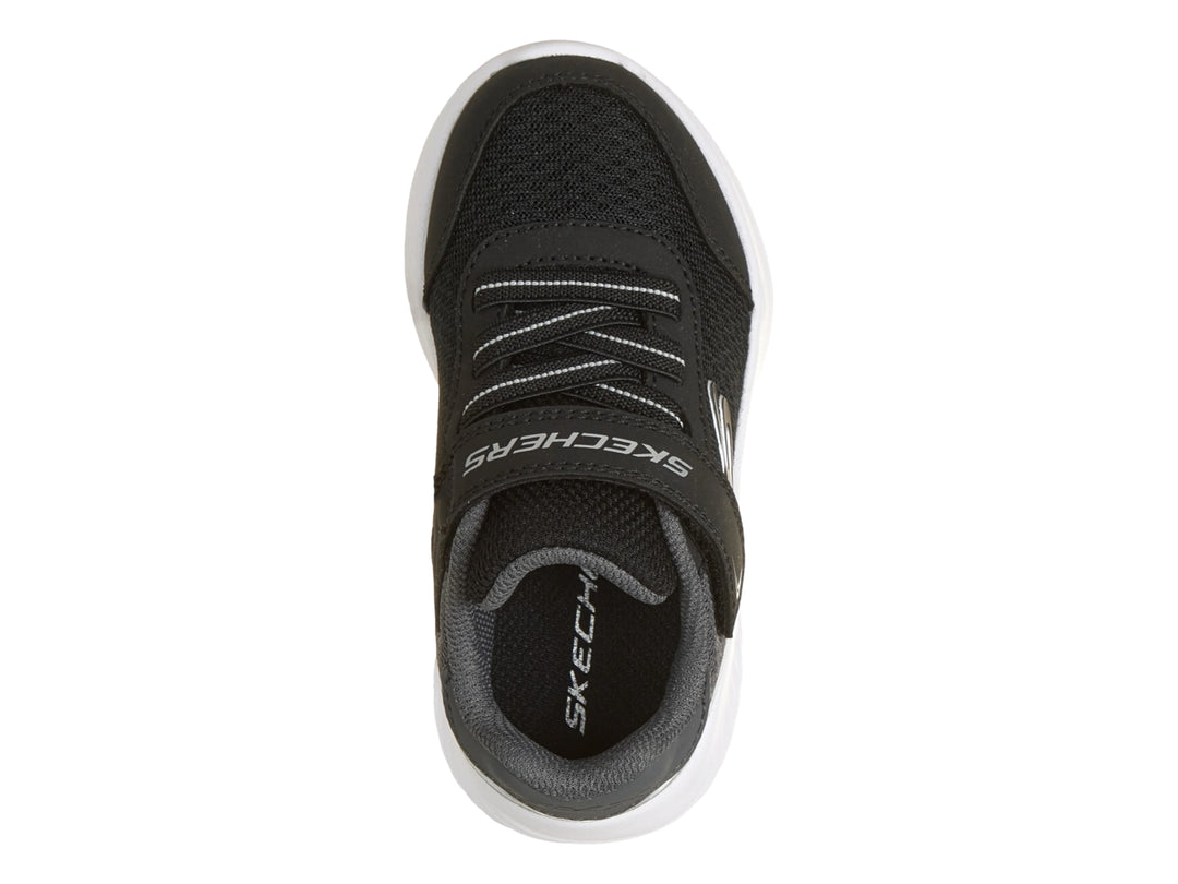 Tenis deportivos Skechers negros con suela blanca y detalle plateado en el talón.