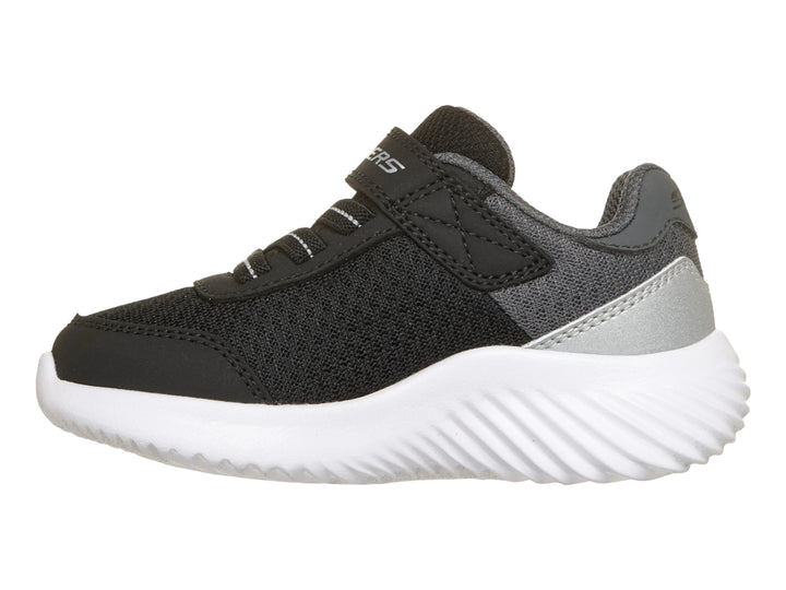 Tenis deportivos Skechers negros con suela blanca y detalle plateado en el talón.