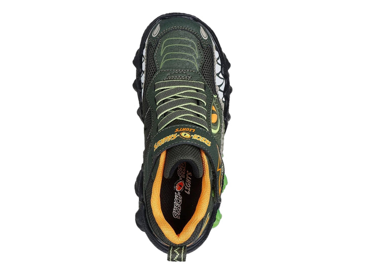 Tenis SKECHERS color olivo y negro con diseño de dinosaurio y garras verdes iluminadas en la suela.