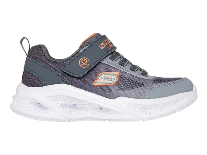 Tenis deportivos Skechers S-Lights en color gris y blanco con detalles en naranja y suela blanca.